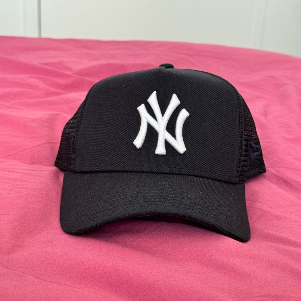 Aritzia Yankees trucker cap